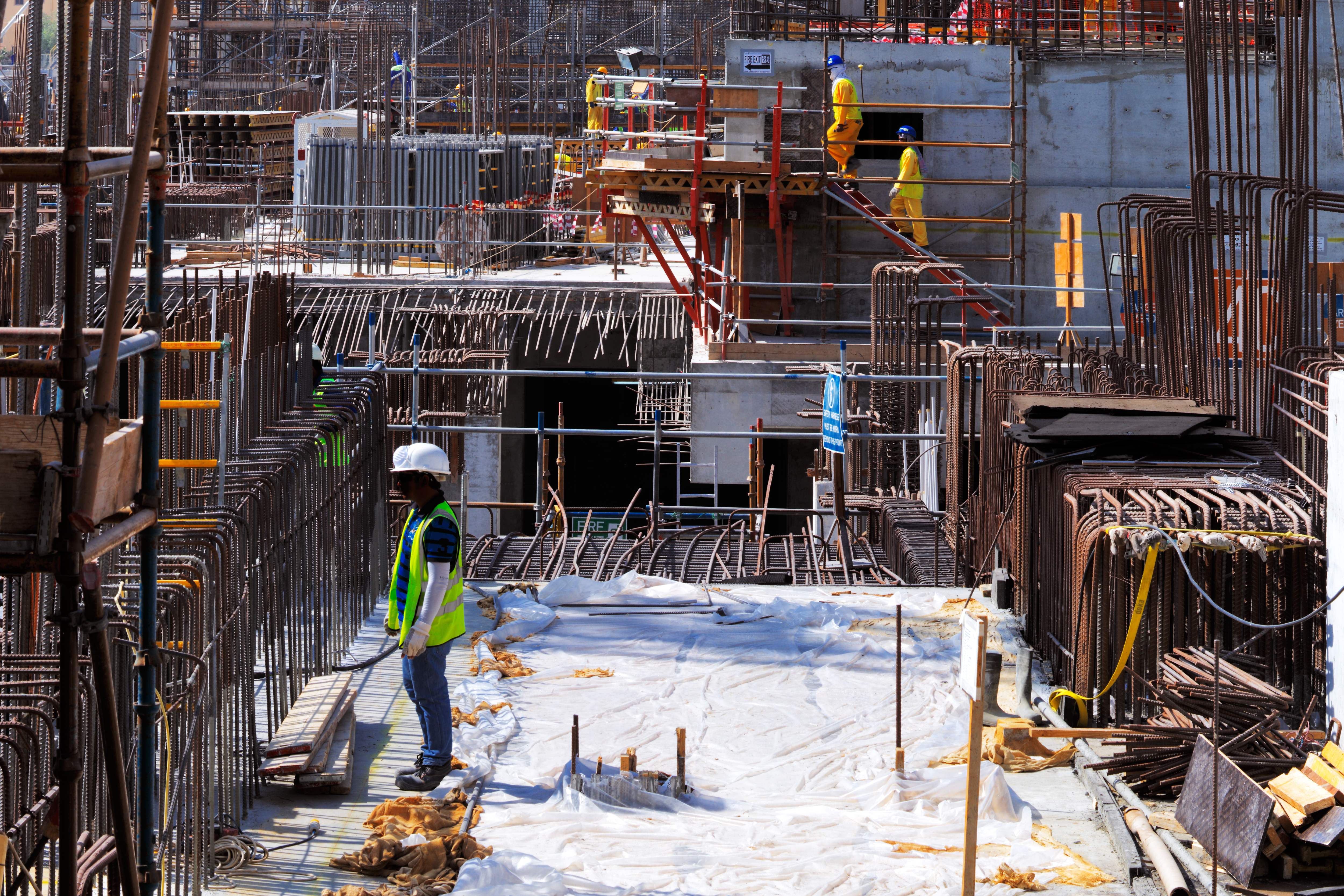 shutterstock_migrant-worker-in-qatar-construction-site.jpg
