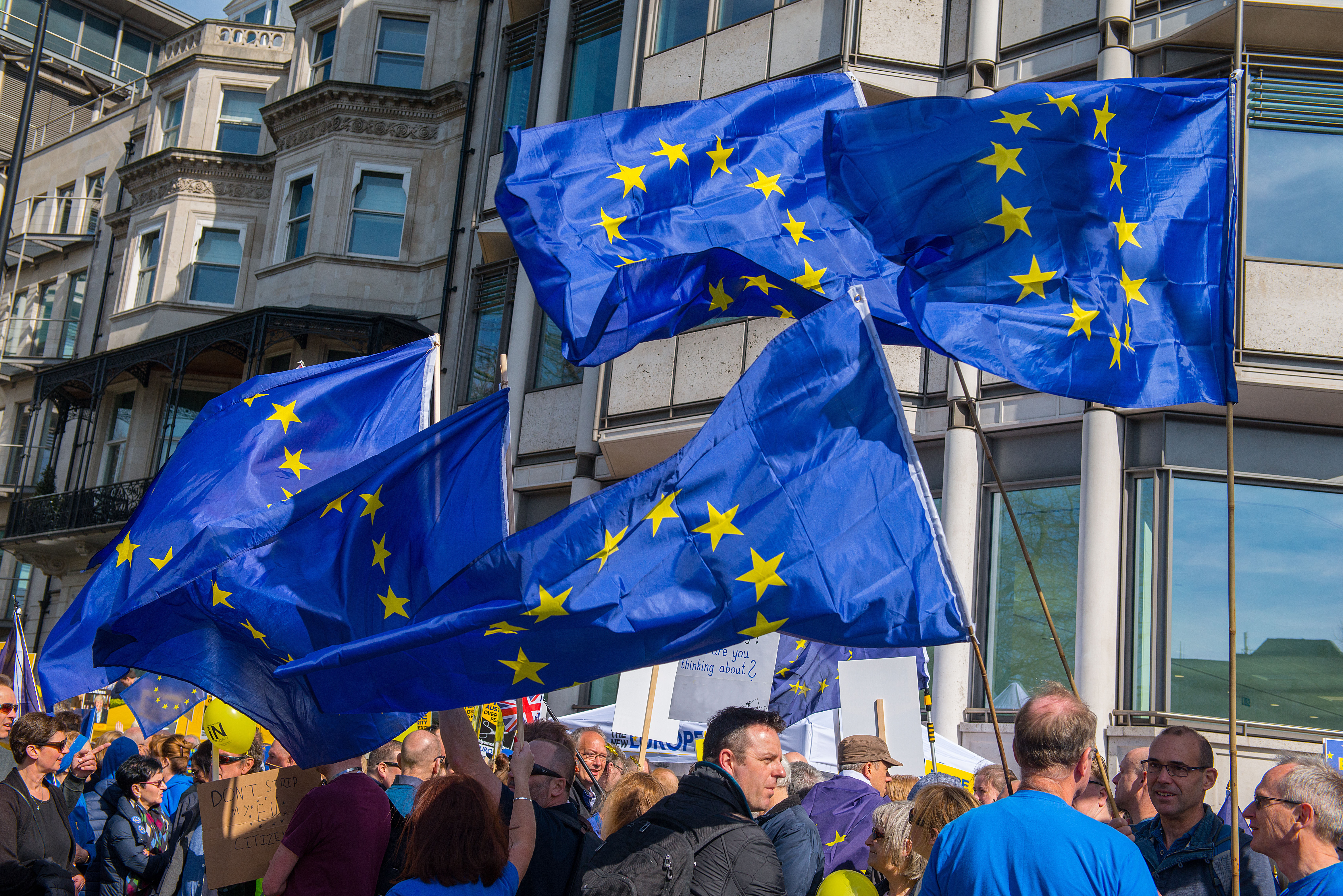 shutterstock_611902097-eu-flags-people-crowd-2.jpg