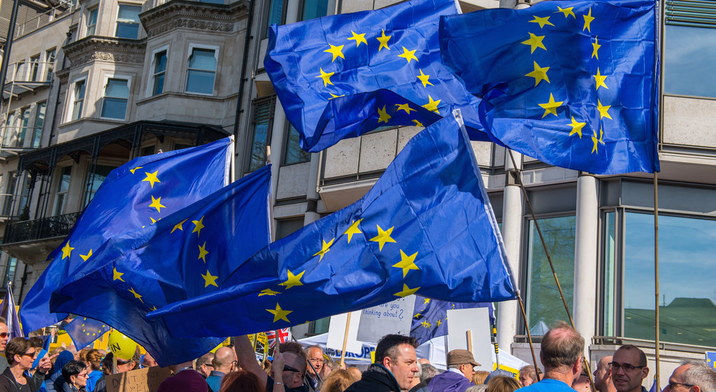 shutterstock_611902097-eu-flags-people-crowd-2.jpg