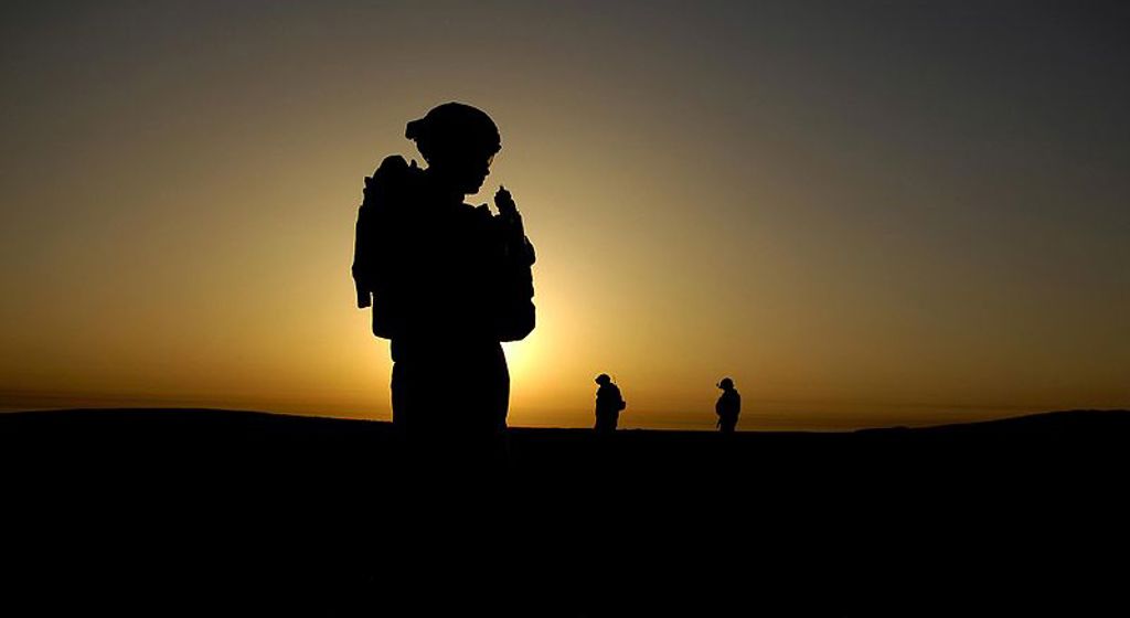800px-us_army_soldier_silhouette_on_mission_in_iraq.jpg