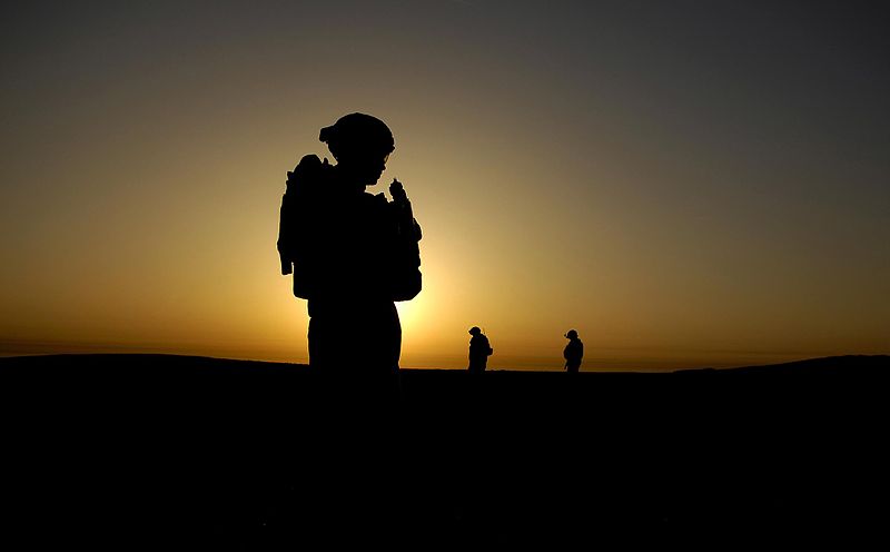 800px-us_army_soldier_silhouette_on_mission_in_iraq.jpg