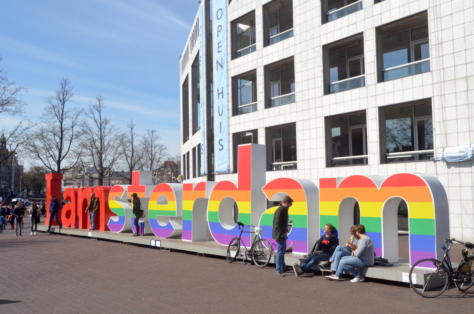 i_amsterdam_in_regenbooguitvoering.jpg