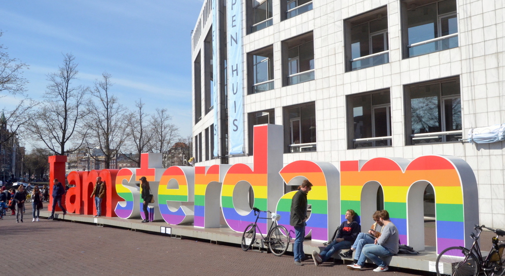 i_amsterdam_in_regenbooguitvoering.jpg