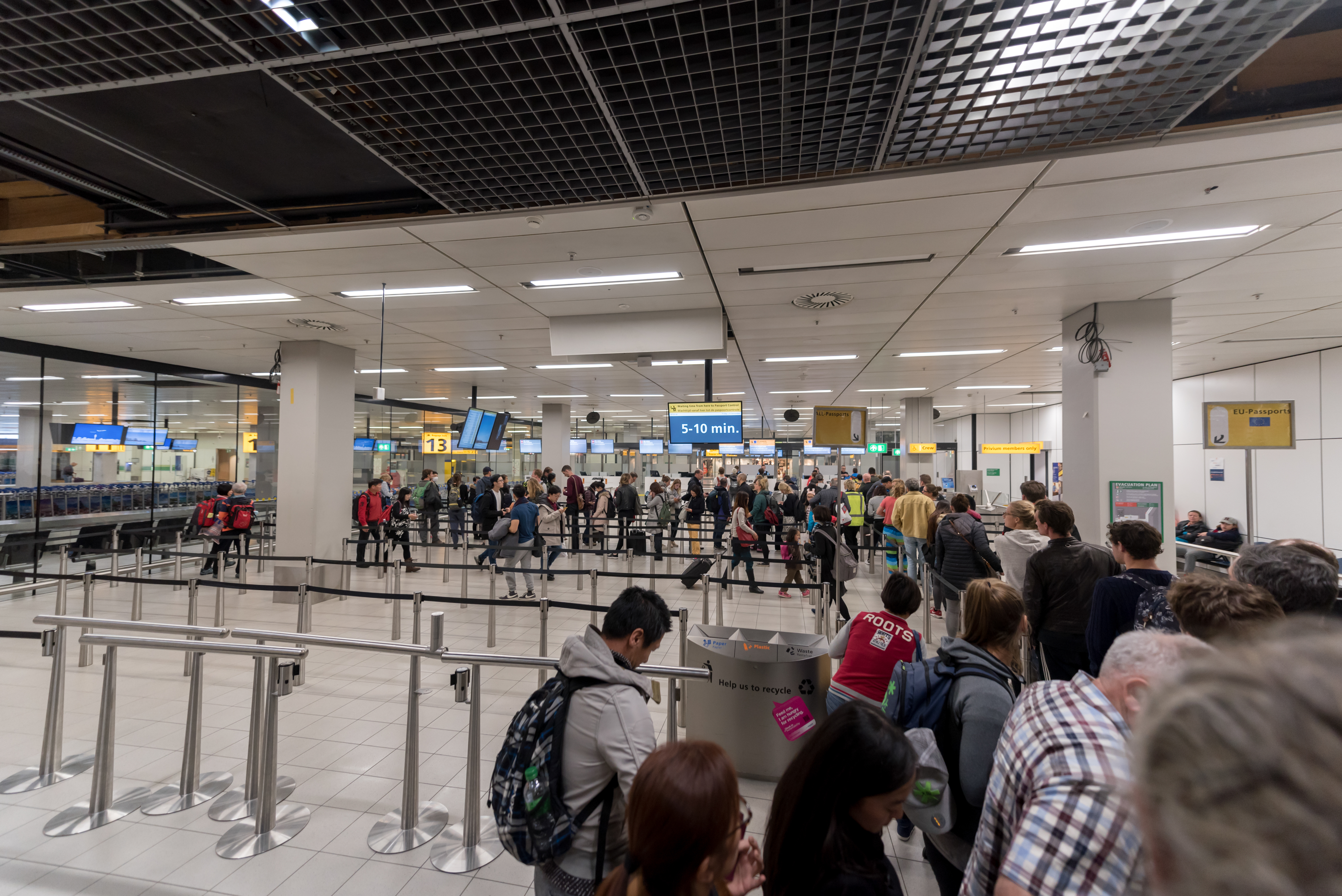 shutterstock_passport-control-schiphol.jpg